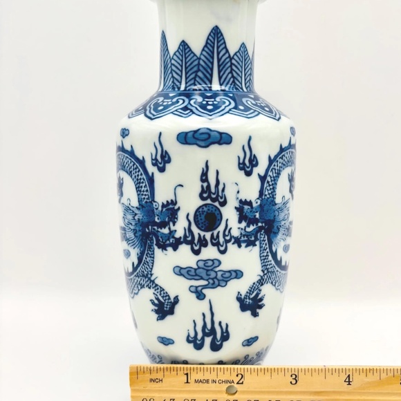 Chinese Blue and White Porcelain Vase With Dragon Design 8" - Picture 12 of 14